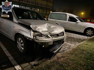 Kierowca pod wpływem alkoholu i bez uprawnień uszkodził zaparkowany samochód