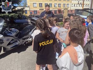 Wyjątkowi goście: Polkowiccy uczniowie z wizytą u policjantów