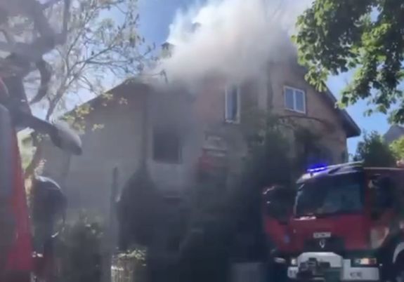 pożar w mieszkaniu - dym z okien