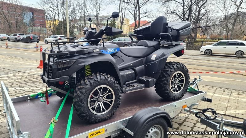 Nowy quad na lawecie przed budynkiem Komendy Wojewódzkiej Policji we Wrocławiu