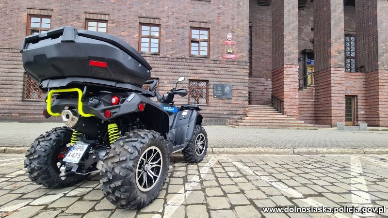 Nowy quad przed budynkiem Komendy Wojewódzkiej Policji we Wrocławiu