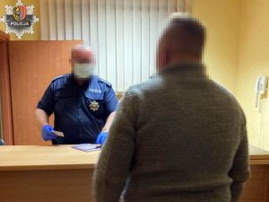 Sąd wystawił list gończy – Policjanci „pomogli” poszukiwanemu wrócić do więziennej celi