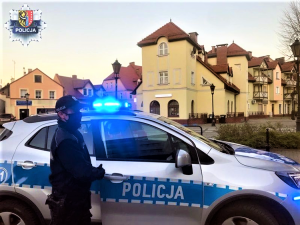 Kontrole realizowania obowiązujących obostrzeń wciąż trwają. Policjanci apelują o ich przestrzeganie!