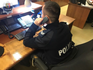 Wciąż trafiają się seniorzy, którzy dają wiarę fałszywym policjantom i tracą swoje oszczędności. Warto rozmawiać z osobami starszymi w rodzinie, by takie sytuacje się nie powtarzały