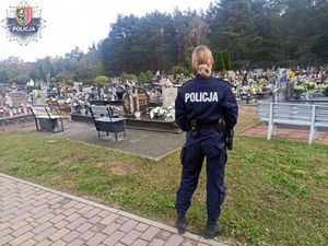 Policjanci ostrzegają - na cmentarzach pilnuj torebki i portfela!