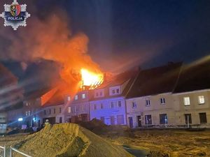 Policjanci z Przemkowa uratowali życie kilkudziesięciu osób z pożaru