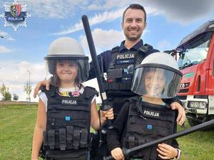 Policjanci na pikniku z okazji pożegnania lata