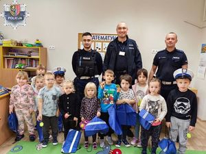 Bezpieczny przedszkolak na drodze - Policjanci w uściskach maluchów