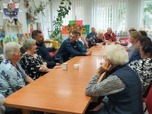 Bezpieczeństwo osób starszych tematem spotkania policjantów z grębocickimi seniorami