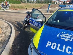 Bezpieczna droga do szkoły: Nietrzeźwy motorowerzysta w rękach policjantów