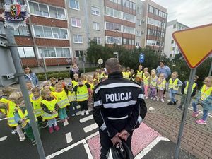 Bezpieczna droga do szkoły z policjantami ruchu drogowego