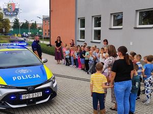 Bezpieczeństwo najmłodszych w drodze do szkoły priorytetem grębocickich dzielnicowych