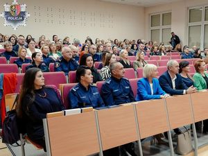 Polkowiccy i lubińscy policjanci mówią NIE! zjawisku przemocy podczas konferencji naukowej „Pomoc Daje MOC”