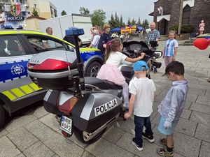 Polkowiccy policjanci na festynie mówili o bezpieczeństwie i zapewnili atrakcje najmłodszym