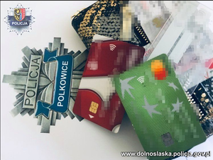 Policjanci zatrzymali kobietę, która z cudzą kartą w dłoniach ruszyła na zakupy