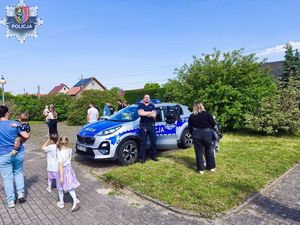 Policjanci na pikniku w Przemkowie promowali zawód policjanta i rozmawiali z mieszkańcami o zasadach bezpiecznego wypoczynku