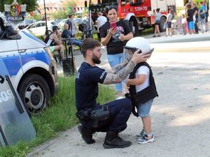 Policjanci na festynie z okazji Dnia Dziecka w Gaworzycach