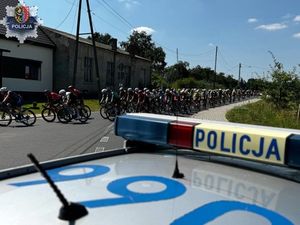 Szybkie ściganie rowerowe z policyjnym zabezpieczeniem