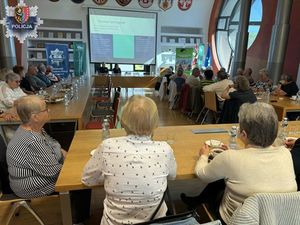 Cyberbezpieczeństwo osób starszych tematem spotkania polkowickich dzielnicowych z seniorami