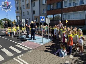 Bezpieczna droga do szkoły z policjantami ruchu drogowego
