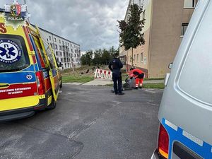 Polkowiccy funkcjonariusze ratowali mężczyznę, który nagle osunął się na ziemię