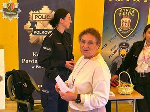 Seniorzy rozmawiali z polkowickimi funkcjonariuszami o swoim bezpieczeństwie