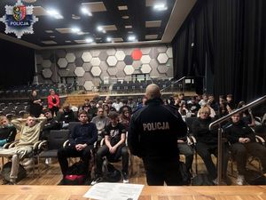 Funkcjonariusze przygotowują młodzież do konkursu wiedzy o Policji