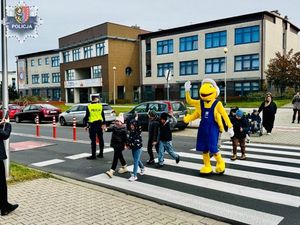 Policjanci i maskotka mrówka uczą najmłodszych zasad bezpieczeństwa w drodze do szkoły