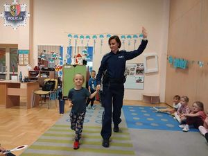 Policjanci rozmawiają o bezpieczeństwie dzieci z najmłodszymi