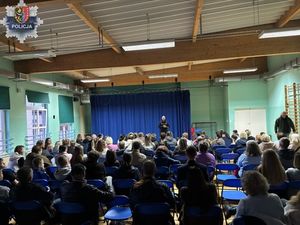 Policjanci rozmawiali w rodzicami i ich dziećmi o cyberzagrożeniach, hejcie i mowie nienawiści