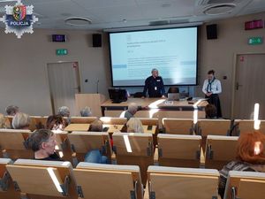 Debata społeczna: Policjanci rozmawiali z polkowickimi seniorami na temat ich bezpieczeństwa