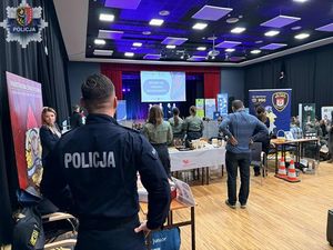 Policjanci rozmawiali z kandydatami do służby na Tragach Edukacyjnych