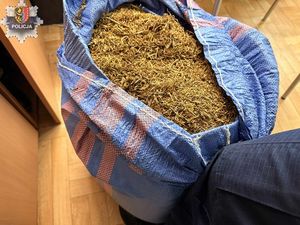 Policjanci zabezpieczyli nielegalne wyroby tytoniowe i zatrzymali ich właściciela