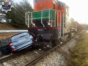 Zderzenie pociągu z osobówką: Policjanci przypominają o zasadach bezpieczeństwa na przejazdach kolejowych