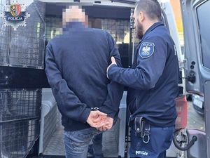 Oszust podszywający się pod maklera giełdowego zatrzymany przez polkowickich policjantów