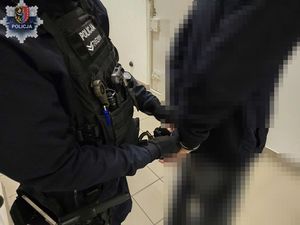 Podniósł rękę na matkę – Recydywista został zatrzymany przez policjantów i odizolowany od rodziny