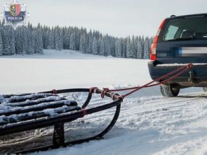 Niektóre zimowe zabawy, to nie tylko frajda, ale też ryzyko: Kulig za samochodem to nie żart