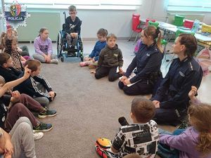 Policjanci przygotowują uczniów do bezpiecznego spędzania zimowych ferii