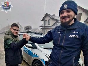 Policyjna lekcja bezpieczeństwa i pasji: Dzielnicowi z wizytą w „Egidzie”