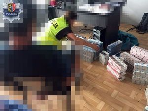 Policjanci zabezpieczyli nielegalne wyroby tytoniowe i zatrzymali ich właścicieli