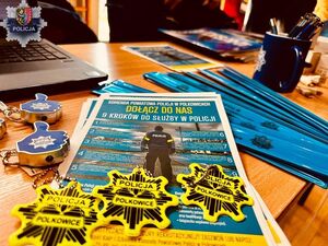 Policja bez tajemnic- funkcjonariusze z Polkowic odwiedzili uczniów na targach pracy w Chocianowie