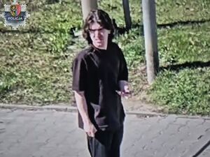 zdjęcie mężczyzny na chodniku