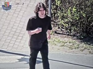 zdjęcie mężczyzny na chodniku