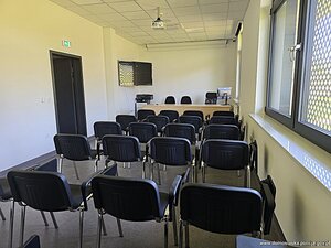 sala szkoleniowa z krzesłami biurowymi