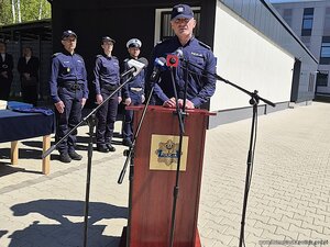 Policjant stoi przy mównicy