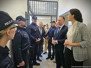 osoby stoją w korytarzu po prawej i lewej stronie