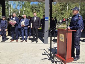 Policjant stoi przy mównicy