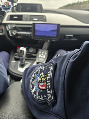 Ręka w mundurze policjanta w radiowozie