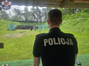 Policjant stoi tyłem
