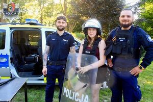 Dwóch policjantów stoi obok dziewczyny